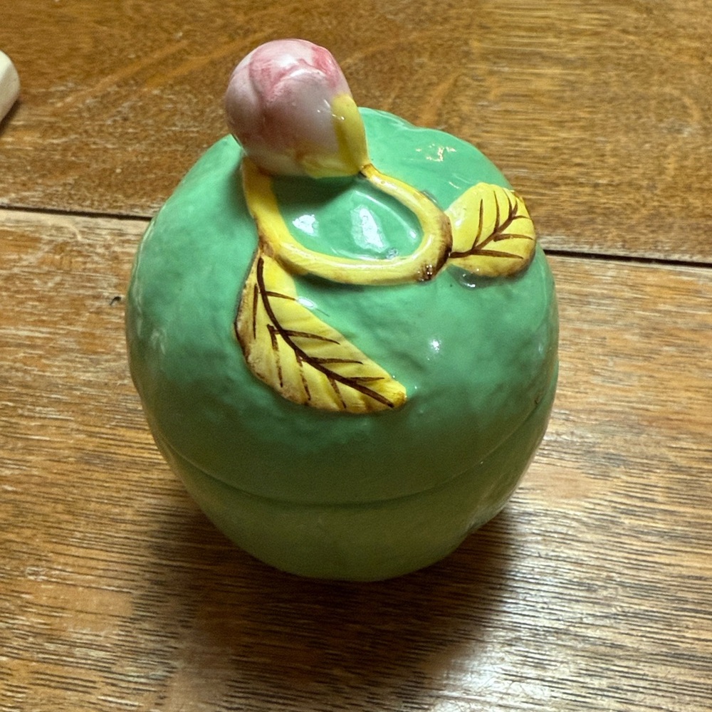 Vintage Royal Winton Grimwades lidded rosebud dish.